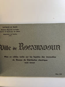 Ville de Rocamadour. Mise en cables isolés sur les facades des immeubles du réseau de distribution éléctique basse tension