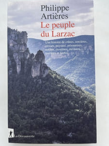 Le peuple du Larzac. Une histoire de crânes, sorcières, croisés, paysans, prisonniers, soldats, ouvrières, militants, touristes et brebis...
