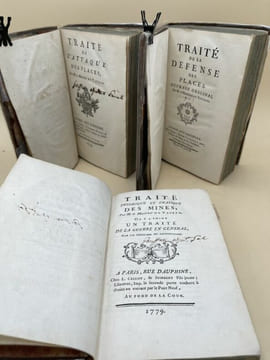 Oeuvres contenant Le traité de l'attaque des places. Le traité de la défense des places. Traité théorique et pratique des mines on y a joint un traité ...