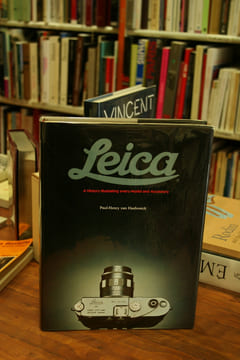 The Leica, A history illustrating every model and Accessory.. HOESBROECK van Paul-Henry.