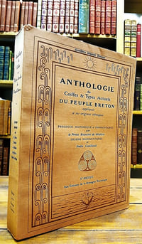 Anthologie de Coiffes & Types Actuels du Peuple Breton appliquée à ses origines ethniques, illustré par Noëlie Couillaud.