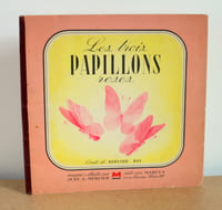 Les trois papillons roses, Conte