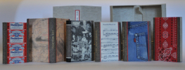 Collection de 6 éditions originales de ses romans, traduits en français, publiés chez Gallimard “Du monde entier”, reliés par un artiste américain.. ...