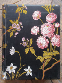 DICTIONNAIRE ILLUSTRE DES COMMUNES DU DEPARTEMENT DU RHONE  2 TOMES , In 4 de 322+617 pages, avec deux cartes en couleurs.  Tranches dorées. Superbe reliure en soie façonnée à décor de fleurs.  Contreplats recouverts de tissu moiré.  Très bon état intérieur.  La soie qui recouvre les contreplats et la page de titre est distendue  La soie façonnée est frottée par endroit .Les coins et les bordures portent  des traces d'effilochement.  Traces de restaurations    Paiement par chèque ou virement  Livraison gratuite en France        