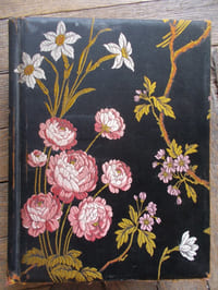 DICTIONNAIRE ILLUSTRE DES COMMUNES DU DEPARTEMENT DU RHONE  2 TOMES , In 4 de 322+617 pages, avec deux cartes en couleurs.  Tranches dorées. Superbe reliure en soie façonnée à décor de fleurs.  Contreplats recouverts de tissu moiré.  Très bon état intérieur.  La soie qui recouvre les contreplats et la page de titre est distendue  La soie façonnée est frottée par endroit .Les coins et les bordures portent  des traces d'effilochement.  Traces de restaurations    Paiement par chèque ou virement  Livraison gratuite en France        