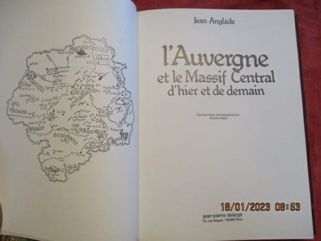 l'Auvergne et le Massif Central d'hier et de demain. Recherches iconographiques Nicole Gault.. ANGLADE (Jean)