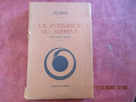 La puissance du serpent. (the serpent power).. AVALON (Arthur)