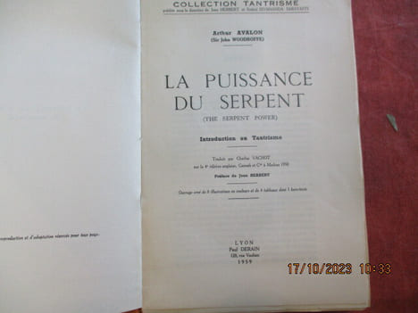 La puissance du serpent. (the serpent power).. AVALON (Arthur)