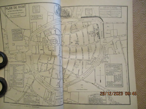 Riom pendant La Révolution. Documents et notes pour servir à l'histoire de la ville de Riom.. ROUX (Emile)