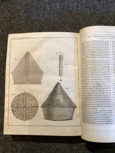 Le Théâtre d'Agriculture et Mesnage des Champs, d'Olivier de SERRES, Seigneur du Pradel ; Dans lequel est représenté tout ce qui est requis et nécessaire pour bien dresser, gouverner, enrichir et embellir LA MAISON RUSTIQUE. Nouvelle Edition conforme au texte, augmentée de Notes et d'un vocabulaire ; publiée par la Société d'Agriculture du Département de la Seine.