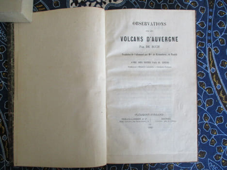 Observations sur les volcans dAuvergne. Traduites de lallemand par Mme de Kleinschrod. Avec des notes par H. Lecoq.. BUCH (M de)