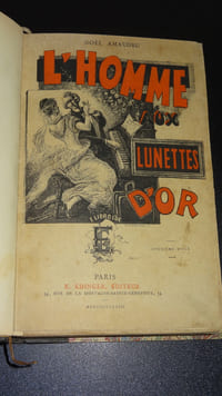 L'HOMME AUX LUNETTES D'OR