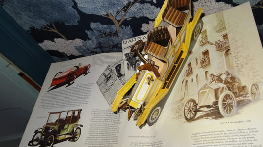 UN SIÈCLE DE GRANDES AUTOMOBILES - UN LIVRE EN RELIEF - POP-UP