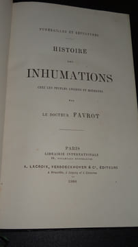 HISTOIRE DES INHUMATIONS CHEZ LES PEUPLES ANCIENS ET MODERNES. FAVROT Docteur