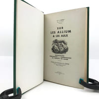 Sur les Allium : les Aulx. Histoire, Légende & Littérature. Phytologie, thérapeutique & Pharmacologie. Les Hyarates de Carbone des Allium. Bromatologie de l’ail. Les Parasites végétaux & animaux des Allium. - Les Oignons & Les Allium. Phytologie, Bromatologie thérapeutique, Pharmacologie, Parasitologie & Phytopharmacie.