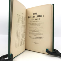 Sur les Allium : les Aulx. Histoire, Légende & Littérature. Phytologie, thérapeutique & Pharmacologie. Les Hyarates de Carbone des Allium. Bromatologie de l’ail. Les Parasites végétaux & animaux des Allium. - Les Oignons & Les Allium. Phytologie, Bromatologie thérapeutique, Pharmacologie, Parasitologie & Phytopharmacie.