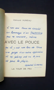 Avec le pouce -