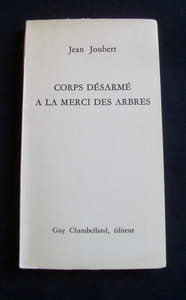 Corps désarmé à la merci des arbres -