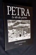 Petra, le dit des Pierres. par CARDINAL (Philippe), LE CLEZIO ((Jean-Marie Gustave), ABU HAMDAN (Jamal), WADE MINKOWSKI (Anne) - BEN JELLOUN (Tahar), BUTOR (Michel) - ADONIS - OLLIER (Claude) -  - Image 1