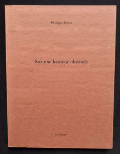 Sur une hauteur obstinée.
