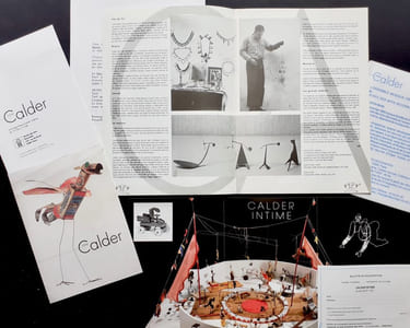 Carton d’invitation au vernissage et dossier de presse de l’exposition Calder intime présentée au Musée des Arts Décoratifs à Paris du 15 février au 21 mai 1989.