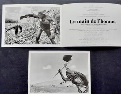 Carton d’invitation au vernissage de l’exposition «La Main de l’homme» le 29 avril 1993 au Centre national de la photographie / Palais de Tokyo, à Paris.