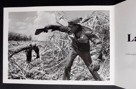 Carton d’invitation au vernissage de l’exposition «La Main de l’homme» le 29 avril 1993 au Centre national de la photographie / Palais de Tokyo, à Paris.
