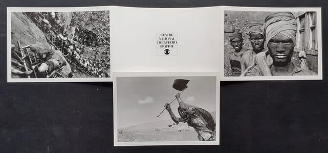 Carton d’invitation au vernissage de l’exposition «La Main de l’homme» le 29 avril 1993 au Centre national de la photographie / Palais de Tokyo, à Paris.