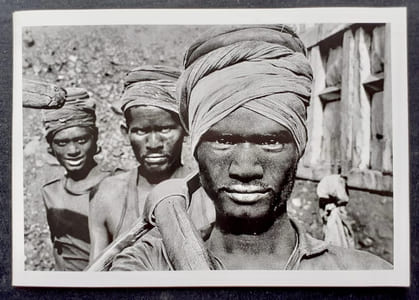 Carton d’invitation au vernissage de l’exposition «La Main de l’homme» le 29 avril 1993 au Centre national de la photographie / Palais de Tokyo, à Paris.