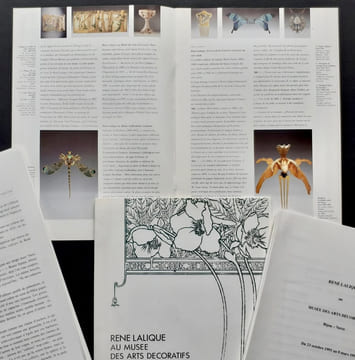 René Lalique. Bijoux. Verre. Carton d'invitation + dossier de presse du Musée des arts décoratifs à Paris à l’occasion de l’exposition Lalique, ...