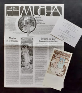 Carton d’invitation au vernissage du 6 février 1980 + Le Petit journal de l'exposition de Mucha (1860-1939). Peintures, illustrations, affiches, arts décoratifs du 6 février au 28 avril 1980 au Grand Palais à Paris.