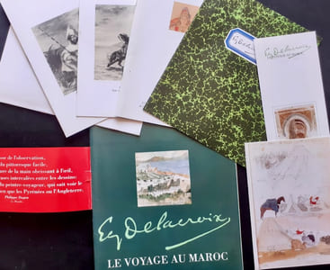 Carton d'invitation à l'inauguration + documentation illustrée en couleurs autour de l'exposition "Eugène Delacroix, le voyage au Maroc" présentée au Musée Delacroix du 07 octobre 1992 au 04 janvier 1993.
