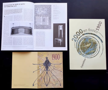 Carton d'invitation à l'inauguration + Petit journal de l'exposition + dossier de presse de l'exposition "1900" au Grand Palais du 16 mars au 26 juin 2000.