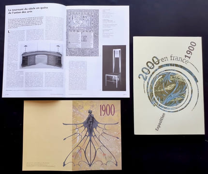 Carton d'invitation à l'inauguration + Petit journal de l'exposition + dossier de presse de l'exposition "1900" au Grand Palais du 16 mars au 26 juin ...