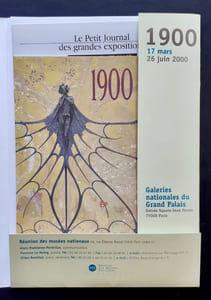 Carton d'invitation à l'inauguration + Petit journal de l'exposition + dossier de presse de l'exposition "1900" au Grand Palais du 16 mars au 26 juin 2000.