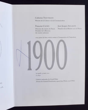 Carton d'invitation à l'inauguration + Petit journal de l'exposition + dossier de presse de l'exposition "1900" au Grand Palais du 16 mars au 26 juin ...