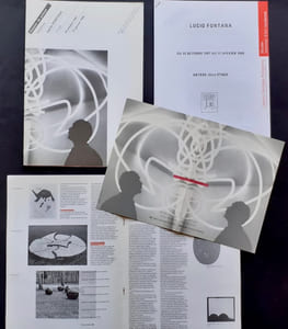 Carton d'invitation à l'inauguration + dossier de presse + Petit journal de l'exposition "Lucio Fontana" au Centre Georges Pompidou du 15 octobre 1987 au 11 janvier 1988.
