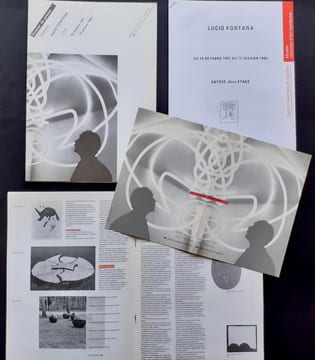 Carton d'invitation à l'inauguration + dossier de presse + Petit journal de l'exposition "Lucio Fontana" au Centre Georges Pompidou du 15 octobre 1987 ...