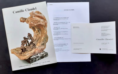 Carton d'invitation à l'inauguration + dossier de presse de l'exposition "Camille Claudel 1864-1943" au musée Rodin du 12 mars au 2 juin 1991.
