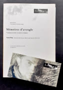 Carton d'invitation à l'inauguration + dossier de presse de l'exposition "Mémoires d'aveugles. L'autoportrait et autres ruines. Parti pris : dessins du Louvre choisis par Jacques Derrida". Musée du Louvre, du 26 octobre 1990 au 21 janvier 1991.  par DERRIDA (Jacques).  - Image 1