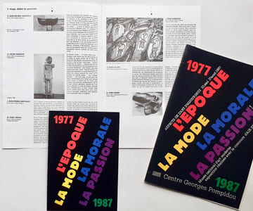 Carton d'invitation à l'inauguration + Petit journal du Centre Pompidou Ensemble complet en bon état. + dossier de presse de l'exposition "L'époque, la mode, la morale, la passion. Aspects de l'art d'aujourd'hui 1977-1987" présentée au Centre Georges Pompidou du 21 mai au 17 août 1987.