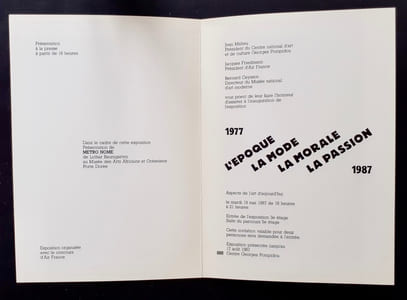 Carton d'invitation à l'inauguration + Petit journal du Centre Pompidou Ensemble complet en bon état. + dossier de presse de l'exposition "L'époque, la mode, la morale, la passion. Aspects de l'art d'aujourd'hui 1977-1987" présentée au Centre Georges Pompidou du 21 mai au 17 août 1987.