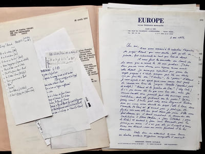 Manuscrits et tapuscrits des collaborateurs au numéro spécial consacré à Antonin Artaud de la revue Europe n°667-668, parue en novembre 1984.
