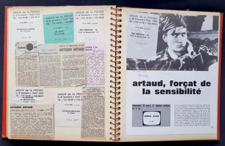 Trois albums de coupures de presse concernant le livre et le documentaire d'Alain Virmaux : Antonin Artaud et le théâtre (1970), et Antonin Artaud (1974).