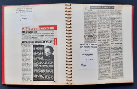 Trois albums de coupures de presse concernant le livre et le documentaire d'Alain Virmaux : Antonin Artaud et le théâtre (1970), et Antonin Artaud (1974).