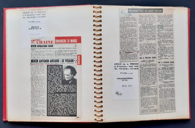 Trois albums de coupures de presse concernant le livre et le documentaire d'Alain Virmaux : Antonin Artaud et le théâtre (1970), et Antonin Artaud (1974).