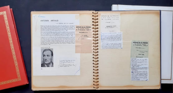 Trois albums de coupures de presse concernant le livre et le documentaire d'Alain Virmaux : Antonin Artaud et le théâtre (1970), et Antonin Artaud (1974).