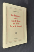 Un étranger avec, sous le bras, un livre de petit format.  par JABES (Edmond).  - Image 1