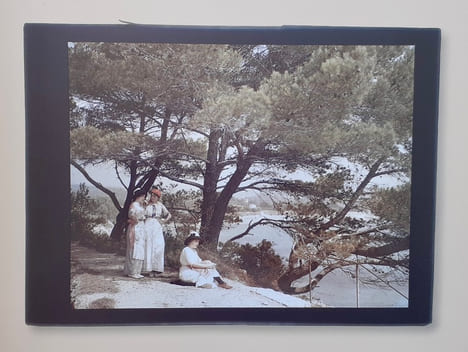 Les autochromes Lumière, la couleur inventée. Photographies couleurs, collection privée de la famille Lumière. . LUMIERE (Auguste et Louis). ...