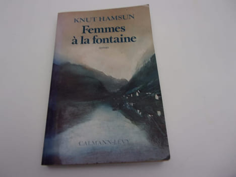 FEMMES A LA FONTAINE. HAMSUN Knut